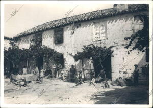 Vecinos del pueblo de Úbeda en un patio en el molino de Izpizua