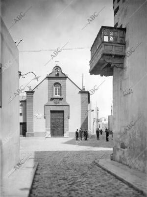 A la Derecha, el balcón de la Denominada casa de Colón