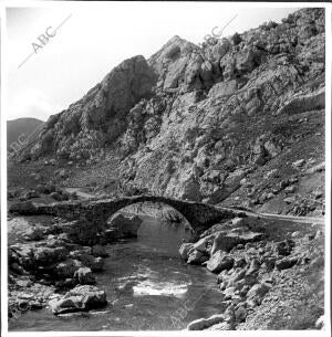 Vista de Hoces de Nocedo. Un puente sobre un río en Nocedo