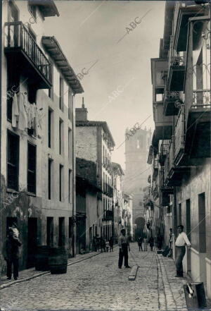 Calle mayor de Guetaria con la iglesia de fondo