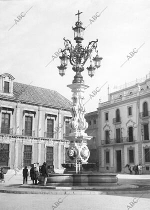 Monumental Farola-Fuente, Instalada en la plaza del cardenal Lluch, de la que Es...