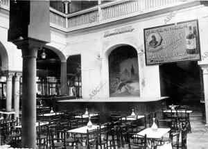 (CA.) Café "El Tronío". Tabladillo y patio