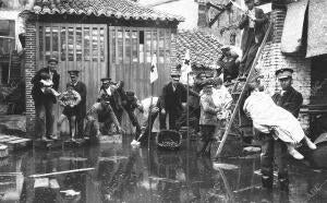 La cruz Roja Efectuando un salvamento en una de las Casas que se Hundieron