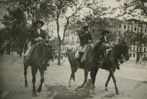 La Reina Victoria Eugenia y la Infanta Cristina paseando a caballo por el Real...