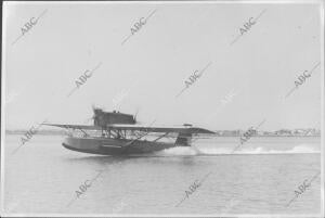 El avión que condujo a Palma al Sr. Casares Quiroga, al despegar del puerto de...