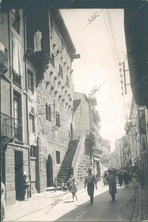 Vista de la calle mayor de Zarauz (Guipúzcoa), con la torre Lucea