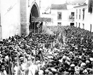 La Maravillosa imagen de la Virgen de la hiniesta al salir de la iglesia de san...