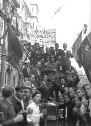 Un grupo de obreros ferroviarios se manifiesta por la proclamación de la...