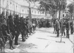 Jerez de la Frontera: el capitán general de Andalucía, Cabanellas, Saludando la...