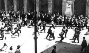 Los Manifestantes Huyendo de las Cargas de la Guardía Civil