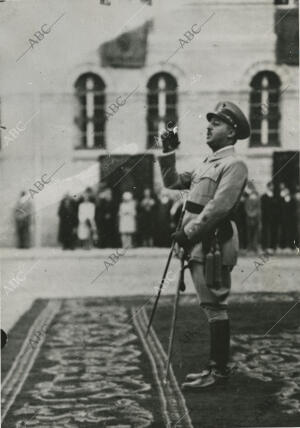 Francisco Franco director de la Academia de Zaragoza, dirige su palabra a los...