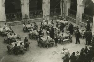 En la imagen se pude ver a los niños comiendo en el patio del establecimiento