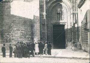 los Ateneistas delante de una de las Puertas de la iglesia de san Miguel,...