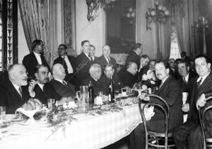 Mesa presidencial del banquete celebrado después de la inauguración solemne del...