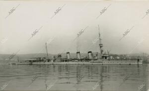 El crucero de la Armada española, «Blas de Lezo», fondeado en la ría de Ferrol...