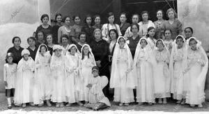 Grupo de la sección catequística de la Juventud Católica Femenina en unión de...