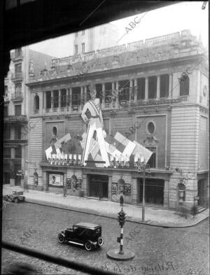 El cine del Palacio de la Música con carteles de la película «El teniente...