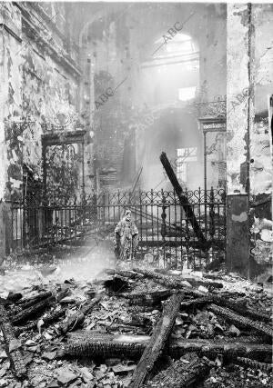 Iglesia de san Julián tras el incendio con el sitio donde Estaba el altar mayor...