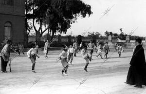 Niños jugando con un balón en el patio del recreo