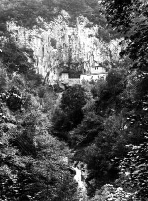 Vista de la gruta de Covadonga desde la carretera la Cascada (Asturias)