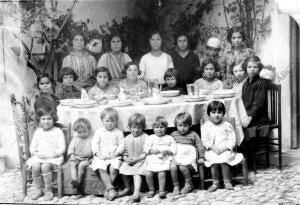 Hijas de fallecidos y detenidos en los sucesos de Casas Viejas almorzando en los...