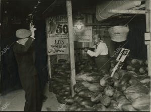 Los actores Luis Ballester y Enrique Suñer, del teatro Fuencarral , representan...