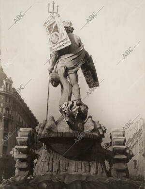 La propaganda electoral llega a la fuente de Neptuno