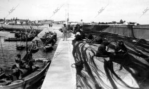 Vista del muelle Bouzas, las Mujeres Cosen las Redes