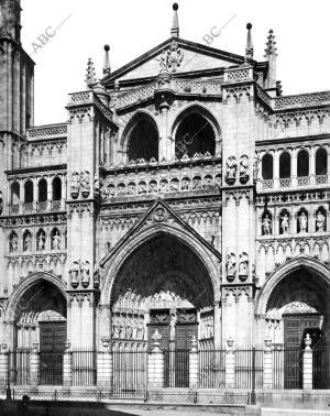 Puerta principal de la catedral