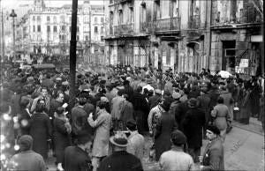 El público ante el edificio donde se Celebró el consejo de Guerra contra el...