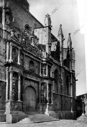 Vista parcial de la iglesia parroquial del pueblo Montblanch (Tarragona)