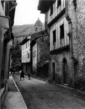Una de las Calles del pueblo de Lesaca (Navarra), al fondo se Observa el...