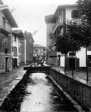 Una de las Calles del pueblo Lesaca con su río Onin (Navarra)