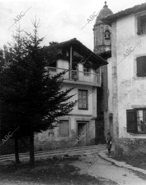 Una de las Calles del pueblo de Lesaca (Navarra), al fondo se Observa el...