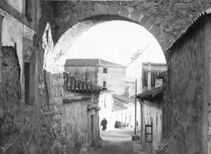 En primer término, un arco del antiguo acueducto