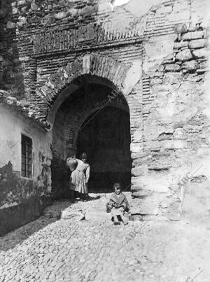 En las faldas del monte de Gibralfaro se encuentra la Alcazaba de Málaga, en...