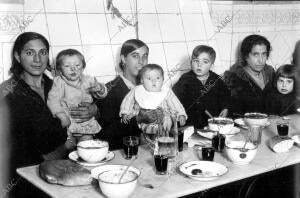 En muchos de los centros benéficos de Madrid se sirvieron cenas de Nochebuena a...