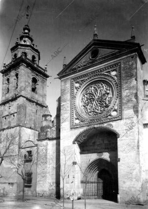 Vista de la entrada A la colegiata de Talavera de la Reina (Toledo)