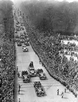 En la fotografía se ve el coche de Adolf Hitler junto a la Puerta de...