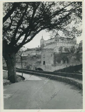 Una vista de la ciudad de Toledo y el Alcázar desde la carretera