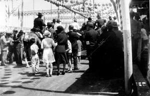 El público Siguiendo A los Caballistas por el paseo central de la Feria