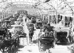 Feria de abril de 1936, con el prado repleto de Automóviles de la época