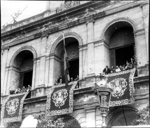 Momento de ser izada la bandera bicolor en Sevilla