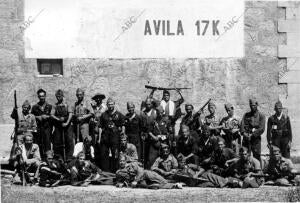 Un grupo de Milicianos que se Dirigen A la avanzada de Ávila