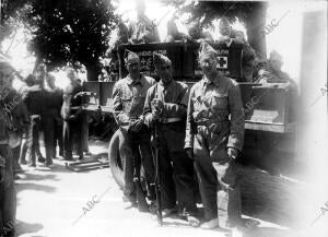 Milicianos de la columna Aragonesa Custodiando su Botiquín, en Taracena...