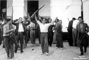 Primeros Milicianos en entrar al cuartel de infantería Nº 13, que se Sumó al...