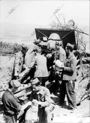 Pieza de grueso calibre Instalada por la artillería Republicana en un lugar...