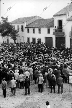 Los Vecinos del pueblo cordobés de Alcaracejos, Aglomerados ante la casa del...