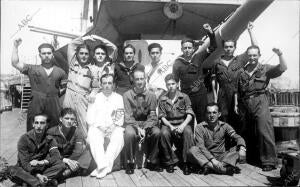 El comandante del Crucero "Libertad" (marcado con una X), con el comité de mando...