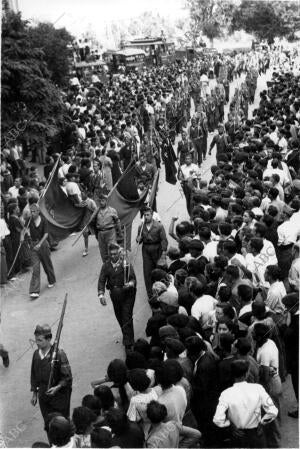 La guardia Republicana, Siendo Aclamada por el gentío que presencia la...